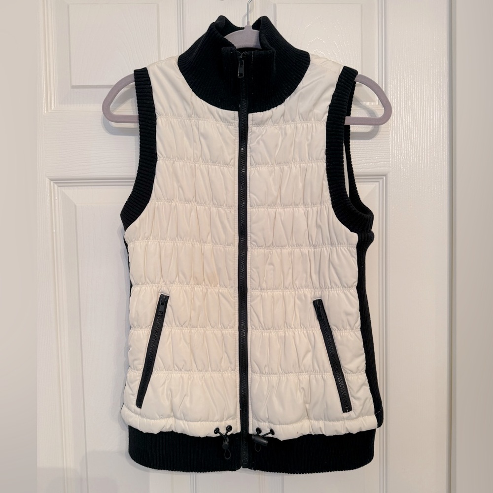 White vest Black rivet, size M. Worn once, like brand new
